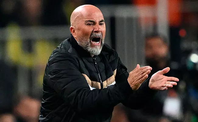 Jorge Sampaoli gesticula à beira do campo durante partida do Atlético-MG.